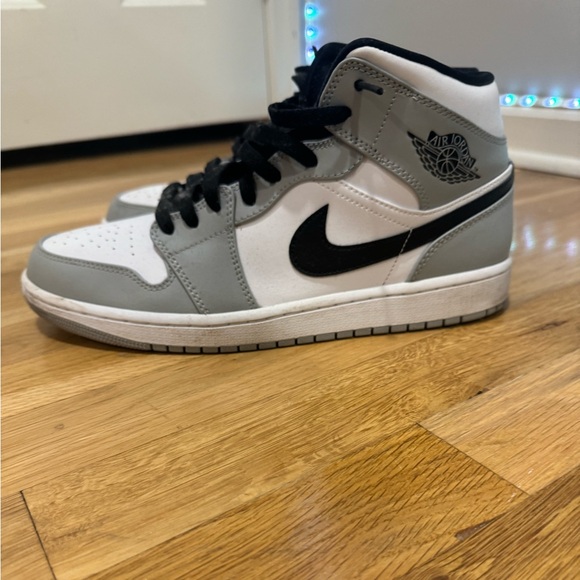 AIR JORDAN RETRO 1 MID CASUAL SHOES - Picture 3 of 5